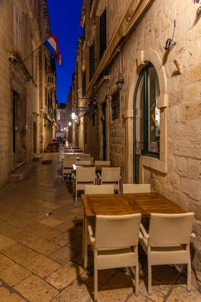 Hırvatistan Eski Dubrovnik Kentinde Dar Bir Sokakta Restoran Masalarının Gündoğumu — Stok fotoğraf