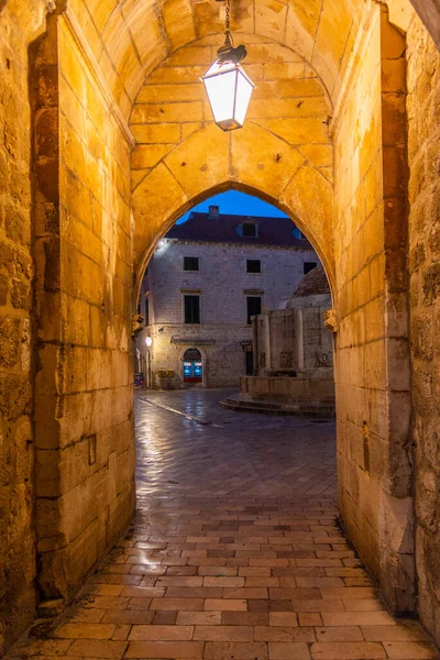 Hırvatistan 'ın Dubrovnik kentinin tarihi merkezinde dar bir caddenin gece manzarası