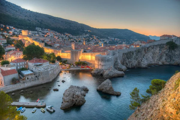 Hırvatistan 'ın Dubrovnik kentindeki eski kent tahkimatı önündeki küçük bir körfezin gün doğumu manzarası