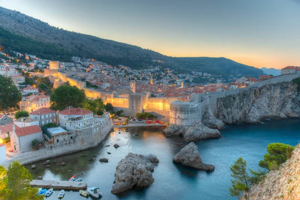 Hırvatistan 'ın Dubrovnik kentindeki eski kent tahkimatı önündeki küçük bir körfezin gün doğumu manzarası