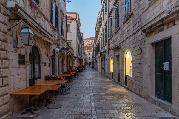 Hırvatistan 'ın Dubrovnik kentinin tarihi merkezinde dar bir caddenin gece manzarası