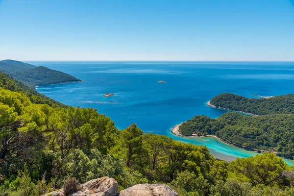Hırvatistan 'ın Mljet milli parkındaki Soline köyündeki bir körfezin havadan görüntüsü