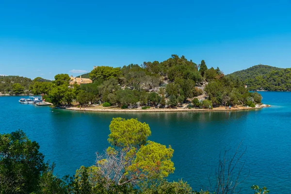 Hırvatistan 'daki Mljet milli parkında Aziz Mary manastırı bulunan küçük bir ada