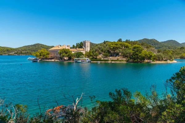 Hırvatistan 'daki Mljet milli parkında Aziz Mary manastırı bulunan küçük bir ada