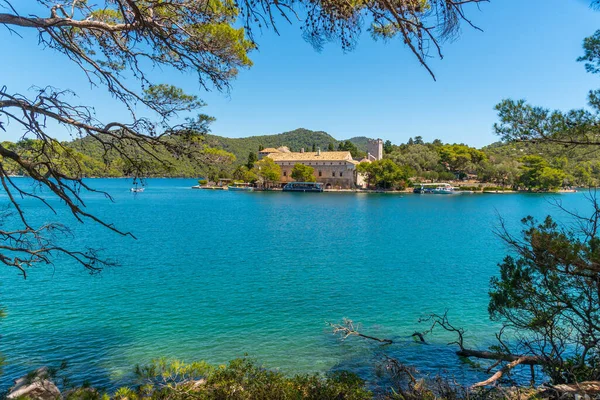 Hırvatistan 'daki Mljet milli parkında Aziz Mary manastırı bulunan küçük bir ada