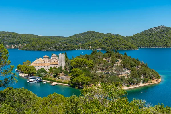 Hırvatistan 'daki Mljet milli parkında Aziz Mary manastırı bulunan küçük bir ada