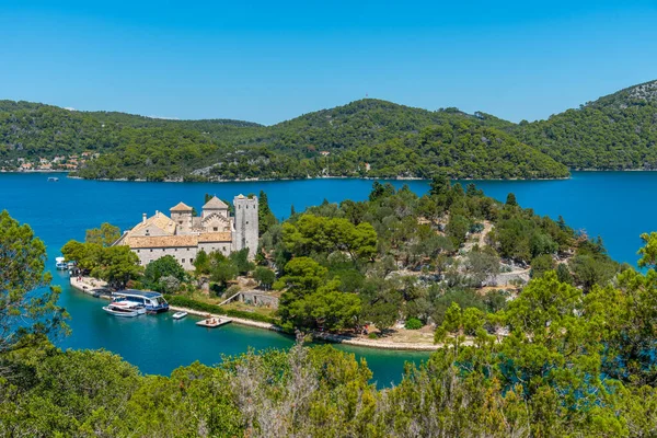 Hırvatistan 'daki Mljet milli parkında Aziz Mary manastırı bulunan küçük bir ada