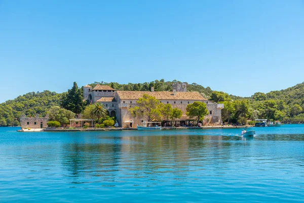 Hırvatistan 'daki Mljet milli parkında Aziz Mary manastırı bulunan küçük bir ada