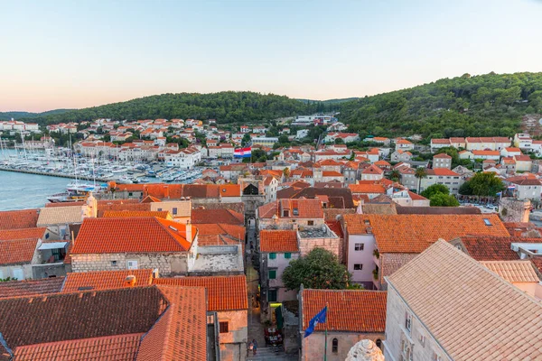Hırvatistan 'ın Korcula kentindeki çatıların gün batımı manzarası