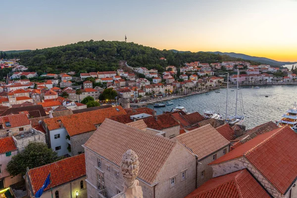 Hırvatistan 'ın Korcula kentindeki çatıların gün batımı manzarası