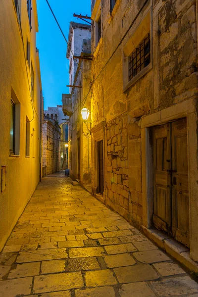 Vista Atardecer Una Calle Estrecha Centro Histórico Korcula Croacia — Foto de Stock