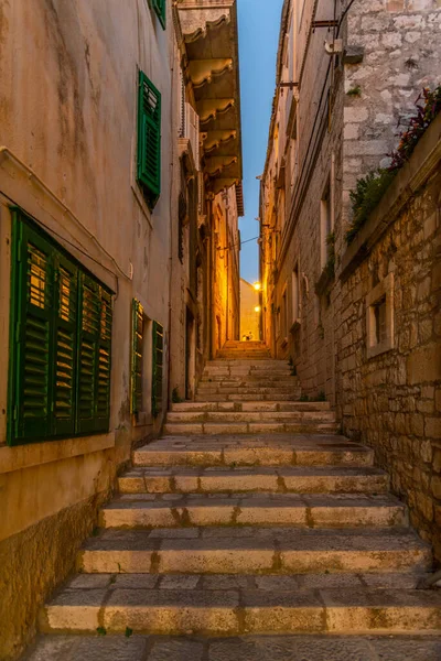 Vista Atardecer Una Calle Estrecha Centro Histórico Korcula Croacia — Foto de Stock