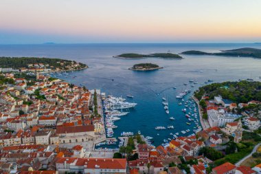 Hırvatistan 'daki Hvar ve Pzekeni adalarının gün batımı manzarası
