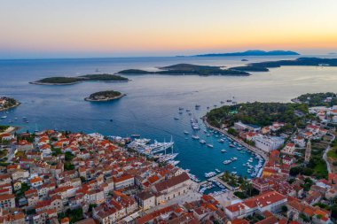 Hırvatistan 'daki Hvar ve Pzekeni adalarının gün batımı manzarası