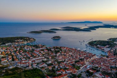 Hırvatistan 'daki Hvar ve Pzekeni adalarının gün batımı manzarası