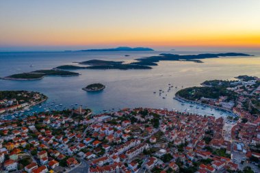 Hırvatistan 'daki Hvar ve Pzekeni adalarının gün batımı manzarası