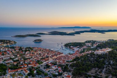 Hırvatistan 'daki Hvar ve Pzekeni adalarının gün batımı manzarası