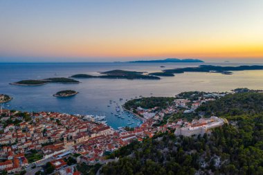 Hırvatistan 'daki Hvar ve Pzekeni adalarının gün batımı manzarası