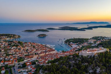 Hırvatistan 'daki Hvar ve Pzekeni adalarının gün batımı manzarası