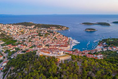 Hırvatistan 'daki Hvar ve Pzekeni adalarının gün batımı manzarası