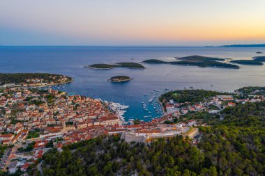 Hırvatistan 'daki Hvar ve Pzekeni adalarının gün batımı manzarası
