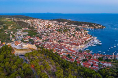 Hırvatistan 'daki Hvar ve Pzekeni adalarının gün batımı manzarası
