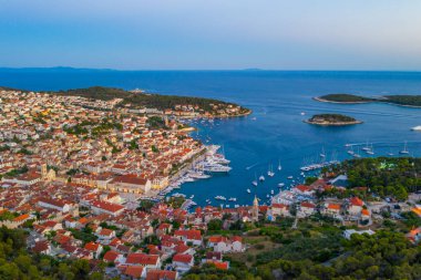 Hırvatistan 'daki Hvar ve Pzekeni adalarının gün batımı manzarası