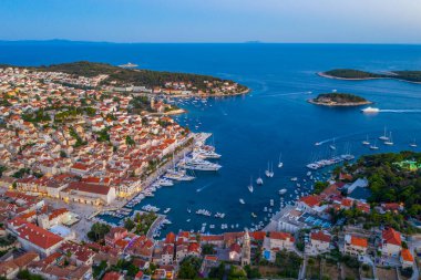 Hırvatistan 'daki Hvar ve Pzekeni adalarının gün batımı manzarası