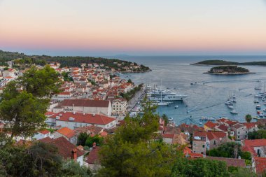 Hırvatistan 'daki Hvar ve Pzekeni adalarının gün batımı manzarası