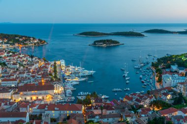 Hırvatistan 'daki Hvar ve Pzekeni adalarının gün batımı manzarası