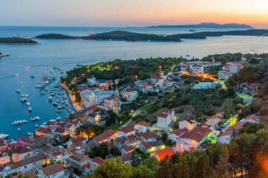 Hırvatistan 'daki Hvar ve Pzekeni adalarının gün batımı manzarası