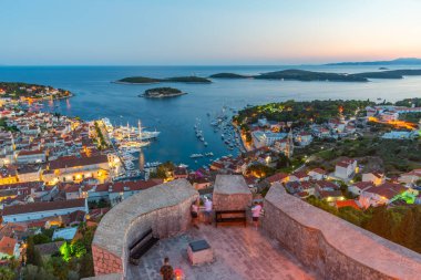 Hırvatistan 'daki Hvar ve Pzekeni adalarının gün batımı manzarası