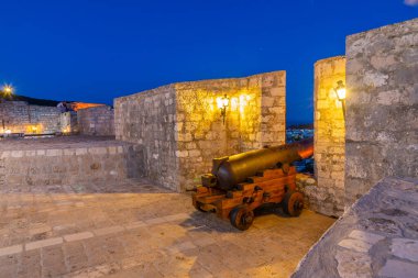 Hırvat Hvar 'daki İspanyol kalesinin günbatımı manzarası