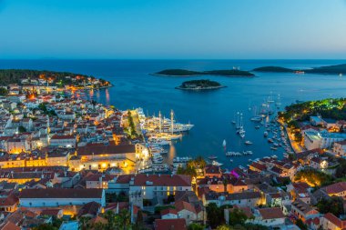 Hırvatistan 'daki Hvar ve Pzekeni adalarının gün batımı manzarası