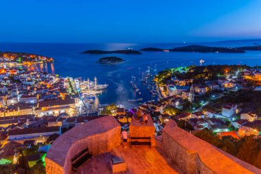 Hırvatistan 'daki Hvar ve Pzekeni adalarının gün batımı manzarası