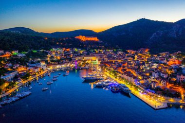Hırvat kenti Hvar 'ın gün doğumu manzarası