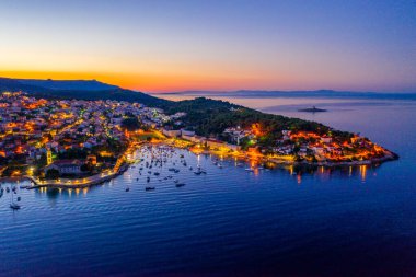 Hırvat kenti Hvar 'da marina gündoğumu manzarası
