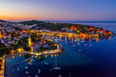 Hırvat kenti Hvar 'da marina gündoğumu manzarası