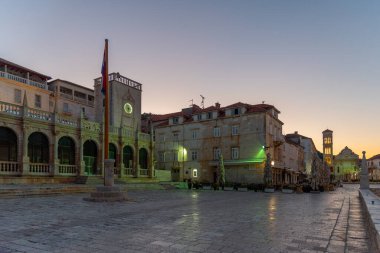 Hırvatistan 'ın Hvar kentindeki Loggia ve Saint Stephen katedralinin gün doğumu manzarası