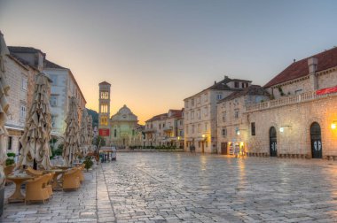 Hırvatistan 'ın Hvar kentindeki Aziz Stephen katedralinin gün doğumu manzarası