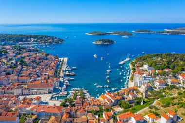 Hırvatistan 'daki Hvar ve Pzekeni adalarının hava manzarası