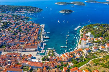 Hırvatistan 'daki Hvar ve Pzekeni adalarının hava manzarası