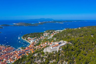 Hırvatistan 'daki Hvar ve Pzekeni adalarının hava manzarası
