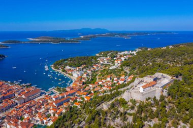 Hırvatistan 'daki Hvar ve Pzekeni adalarının hava manzarası