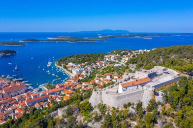 Hırvatistan 'ın Hvar kentindeki Spanjola kalesinin hava manzarası