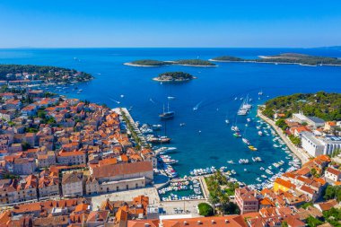 Hırvatistan 'daki Hvar ve Pzekeni adalarının hava manzarası