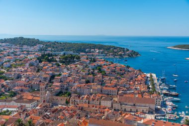 Hırvatistan 'daki Hvar ve Pzekeni adalarının hava manzarası