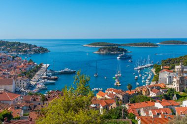 Hırvatistan 'daki Hvar ve Pzekeni adalarının hava manzarası