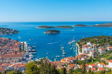 Hırvatistan 'daki Hvar ve Pzekeni adalarının hava manzarası