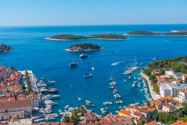 Hırvatistan 'daki Hvar ve Pzekeni adalarının hava manzarası